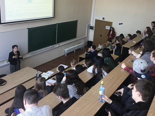 Глава службы письменного перевода ООН в Женеве Мишель Китинг в Высшей школе перевода